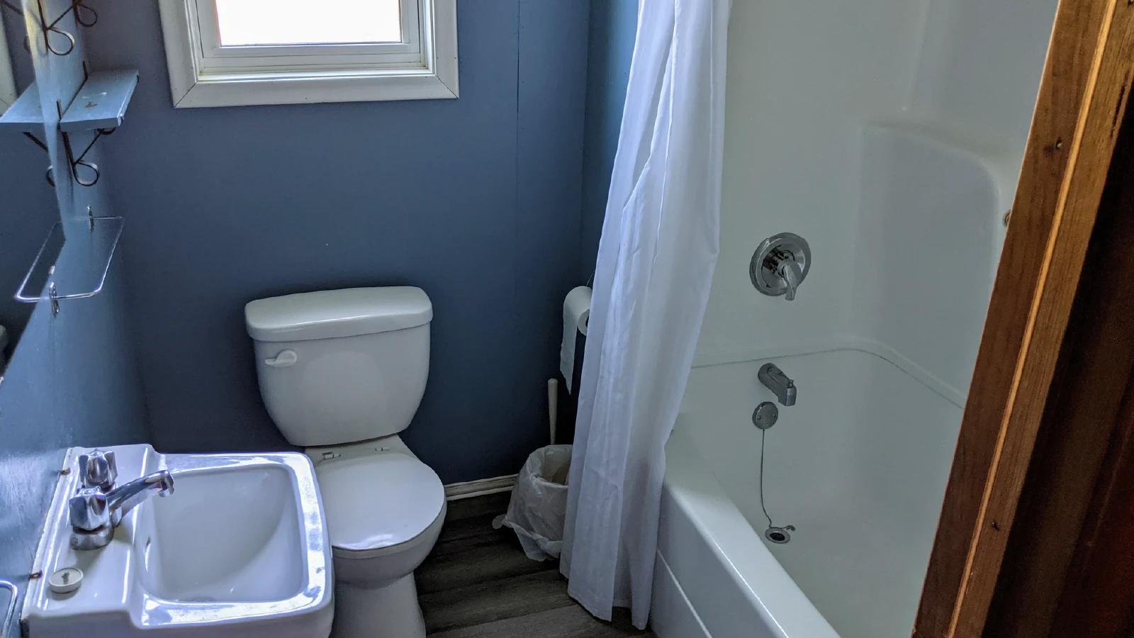 Pigeon-Lake-Resort-Cottage-twelve-bathroom